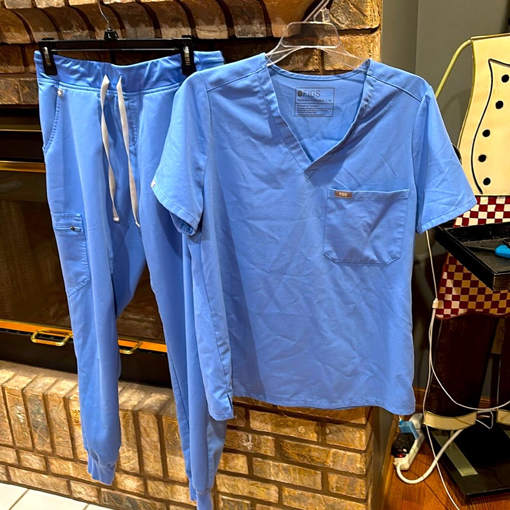 Light blue medium Figs scrub set from the technical collection.